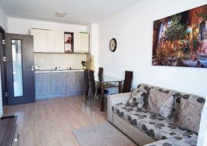 sala de estar con sofá y cocina en Dom-El Real Apartments in Raduga Complex, en Sveti Vlas