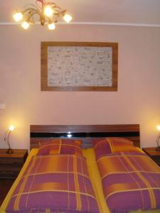 1 dormitorio con 1 cama y una pintura en la pared en Gasthof zum Lahntal, en Laurenburg