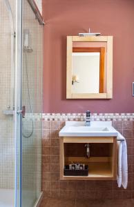 A bathroom at Hostal La Plaça