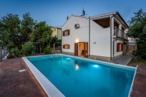 Bazén v ubytovaní Villa Lahor with private pool alebo v jeho blízkosti