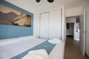 sypialnia z łóżkiem z niebieską ścianą w obiekcie Suites At Sea II w mieście Villajoyosa +36 zdjęć