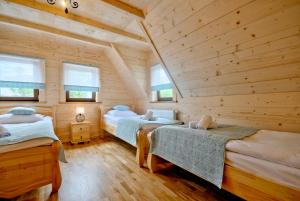 Ένα ή περισσότερα κρεβάτια σε δωμάτιο στο Domki Nad Potokiem