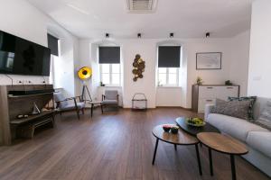 uma sala de estar com um sofá e uma mesa em Apartments Del Molo em Rijeka