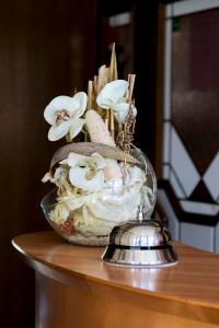 eine Glasschüssel voller Blumen auf einem Tisch in der Unterkunft Gästehaus Stögmüller in Asten