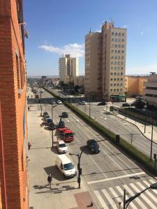 アルバセテにあるHabitación privada, tranquila y relajanteの車が駐車している街の通りの景色