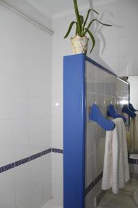 een blauwe vaas met een plant in een badkamer bij Hotel Virgen del Mar in Mojácar