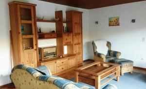 - un salon avec deux chaises, un canapé et une table dans l'établissement Ferienwohnung Rhododendron - Natur pur am Highwalk, à Rotenburg an der Fulda