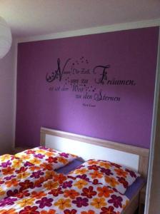 SteinbergkircheにあるVilla Quiesの紫の壁のベッドルーム1室(花のベッド付)