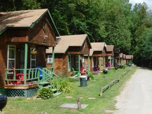 Photo de la galerie de l'établissement Pine Crest Motel & Cabins, à Barton