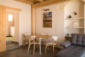ein Esszimmer mit einem Tisch und Stühlen in der Unterkunft Casa Leone 01 in Syrakus