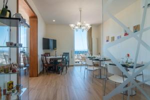 - une salle à manger et un salon avec une table et des chaises dans l'établissement Santa Caterina B&B, à Naples