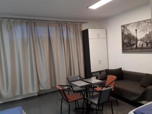 A seating area at Kertvárosi Apartman II