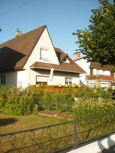 una casa bianca con un giardino di fronte di Chez Nicole a Marconne