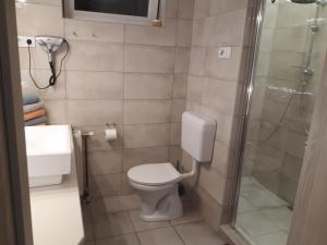 A bathroom at Kertvárosi Apartman II