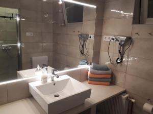 A bathroom at Kertvárosi Apartman II Még 17 kép