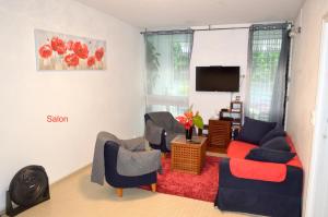 TV a/nebo společenská místnost v ubytování Maison Petit Paradis