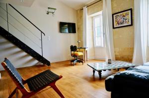 Bourg-sur-GirondeVilla Bacchus的带沙发和桌子的客厅
