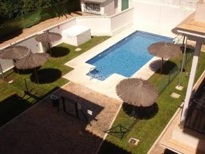 Vue sur la piscine de l'établissement Apartment in Rota Cadiz, Air Cond, Wifi, Patio ou sur une piscine à proximité