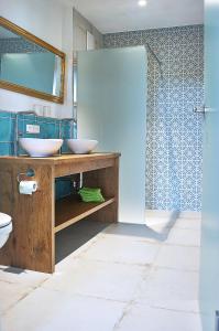 ein Badezimmer mit zwei Waschbecken, einem Spiegel und einer Dusche in der Unterkunft Allgäu Ferienhof Schönberger in Argenbühl