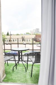 Una mesa y sillas en un balcón con vista. en Ronus Apartments Łódź Pomorska 116 -Bezpłatny Parking, en Łódź 17 fotos más