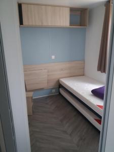 Krevet ili kreveti u jedinici u okviru objekta Mobil home 3 chambres