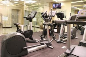 Fitness centrum a/nebo fitness zařízení v ubytování Hotel Biltmore