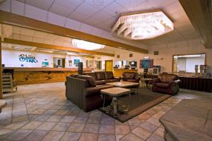 a waiting room with couches and chairs and a table at Shilo Inn Mammoth Lakes in Mammoth Lakes