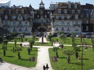 Appartements à Deauville dans Triangle d'Orにある庭