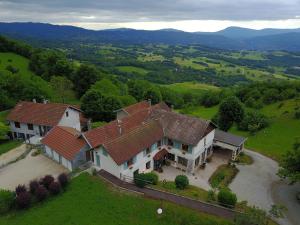 Loftmynd af LA SOURCE Jacquet depuis 1954 Hôtel et Studio