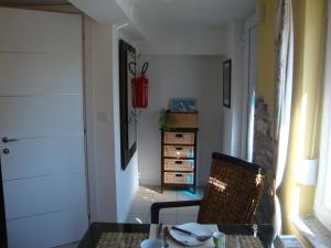 Habitación con mesa, silla y puerta en Apartments Ilona, en Novi Vinodolski
