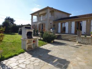 ein Haus mit einem Herd vor einem Hof in der Unterkunft Villa mit grosser Sommerküche und Pool, 8 Minuten zum Sandstrand Cap Sud in LʼArena