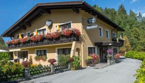 un edificio con dei fiori sul lato di Landhaus Relly a Seefeld in Tirol