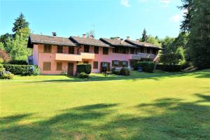 une grande maison avec une grande cour en face dans l'établissement Andromeda, à Stresa