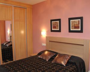 A bed or beds in a room at Hotel HC Sigüenza