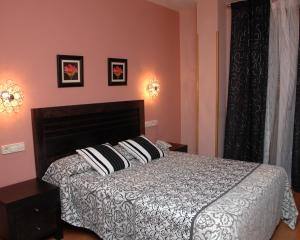 A bed or beds in a room at Hotel HC Sigüenza