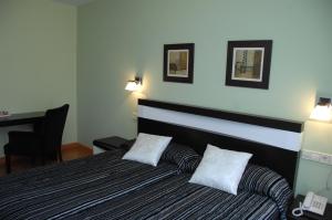 A bed or beds in a room at Hotel HC Sigüenza