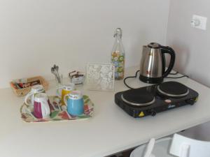 a counter with a tea kettle and cups on it at Villa Muchiarelli in Crecchio