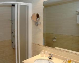 A bathroom at Hotel HC Sigüenza