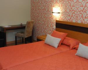 A bed or beds in a room at Hotel HC Sigüenza