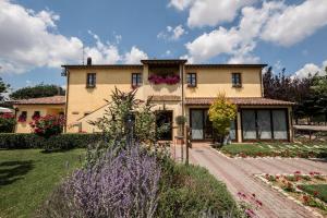 una casa grande con flores delante en La Locanda dei Golosi, en Bosco