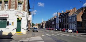 ヴァランシエンヌにあるVal' Appart 1の路脇に車を停めた街道