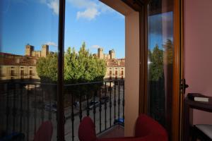 balcone con vista sulla città. di Hotel HC Sigüenza a Sigüenza