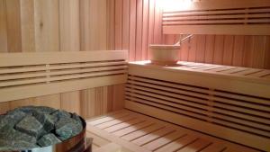 een kamer met een sauna met een emmer erin bij Sopot Special Apartments in Sopot