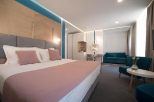 Ένα ή περισσότερα κρεβάτια σε δωμάτιο στο City Nest Modern & Cozy Suites