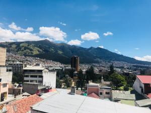 Vista generica sulle montagne o vista sulle montagne dall'interno dell'ostello