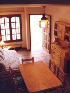 sala de estar con mesa de madera y silla en Ramita-Costa Azul en San Bernardo