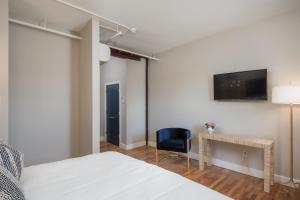 Postel nebo postele na pokoji v ubytování The Stricklin Hotel- Florence