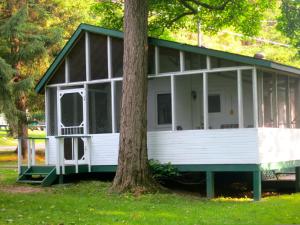 Birch Cliff Lodge on Baptiste Lake