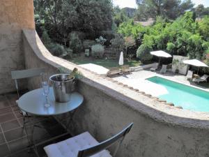 Bazén v ubytování La Bastide du Bouchou nebo v jeho okolí