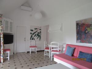 - un salon avec un canapé, une table et des chaises dans l'établissement Bungalow Los Melocotones, à Maspalomas